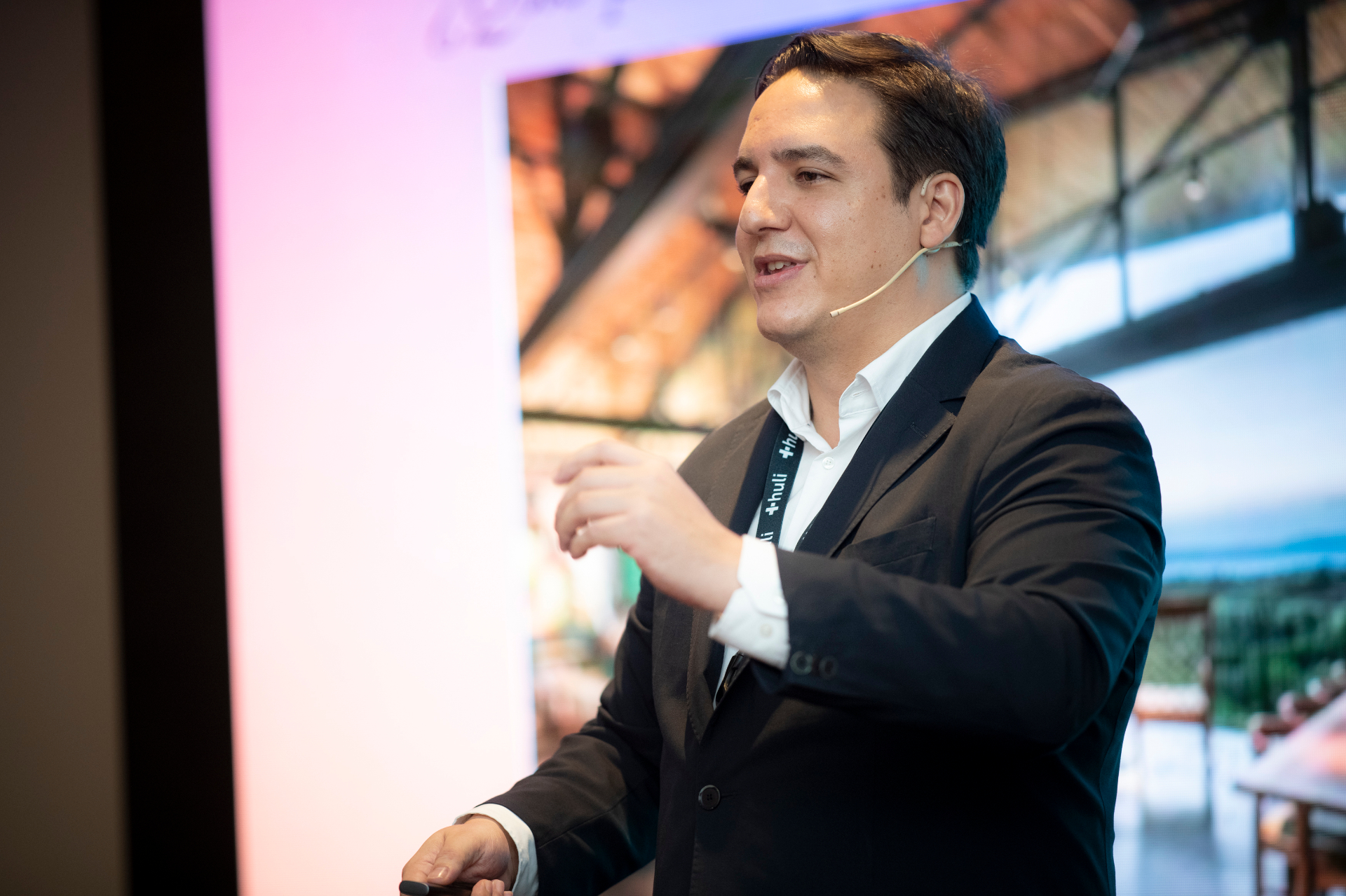 Roberto Echeverría presentando en un congreso médico