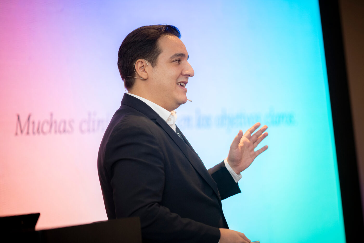 Roberto Echeverría, fundador de Flow Results, en escenario